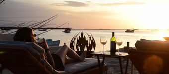 Charming 1-Bedroom Apartment in Río Lagartos. AC, Rooftop Deck & Private Pier -L