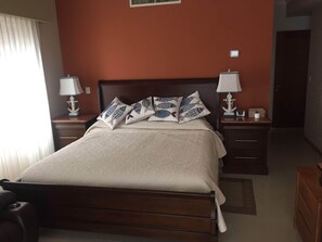 3 chambres, fer et planche à repasser, Wi-Fi, draps fournis