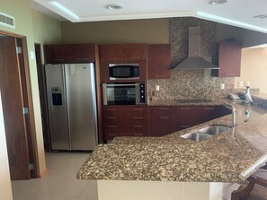 Kochgeschirr/Geschirr/Besteck, Küchenrolle