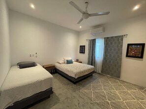 3 dormitorios, tabla de planchar con plancha, ropa de cama