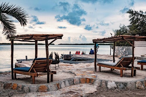 Charming 1-Bedroom Apartment in Río Lagartos. AC, Rooftop Deck & Private Pier -Y