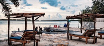 Charming 1-Bedroom Apartment in Río Lagartos. AC, Rooftop Deck & Private Pier -Y