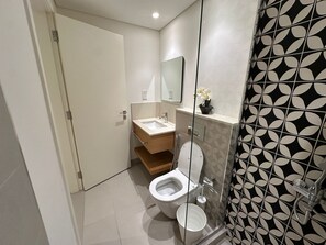 Een douche, handdoeken, toiletpapier