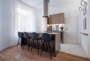 Comfort Apartment, 2 Bedrooms, Air conditioning | Private kitchen | Electric kettle - Elegant & Bright 2BR Condos - Steps from Old Town (Bucharest)