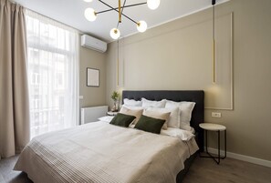 Comfort Apartment, 2 Bedrooms, Air conditioning | 2 bedrooms, blackout drapes, iron/ironing board, free WiFi - Elegant & Bright 2BR Condos - Steps from Old Town (Bucharest)