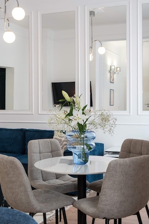 Comfort appartement, 2 slaapkamers, airconditioning | Woonruimte | Een televisie