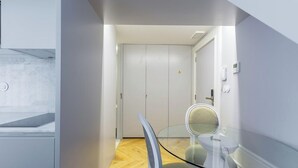 コンフォート スタジオ バルコニー | セーフティボックス (室内)、防音設備、ベビーベッド (無料)、WiFi (無料)