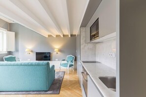 디럭스 스튜디오, 시내 전망 | 거실 공간 | 평면 TV, 프린터