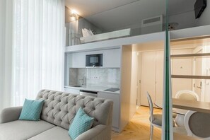 MO - 1T | Private kitchen | Mini-fridge, microwave, stovetop, electric kettle - Villa Mouzinho by ON Apartments (Porto)