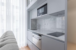 MO - 3T | Private kitchen | Mini-fridge, microwave, stovetop, electric kettle - Villa Mouzinho by ON Apartments (Porto)