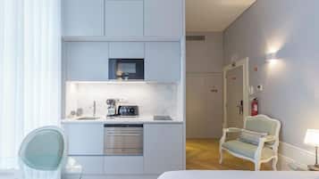 Studio Ekonomi, balkon | Dapur pribadi | Lemari es kecil, microwave, kompor, dan ketel listrik