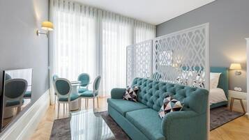 Eenvoudige studio | Woonruimte | Een 50-inch flatscreentelevisie met kabelzenders en televisie