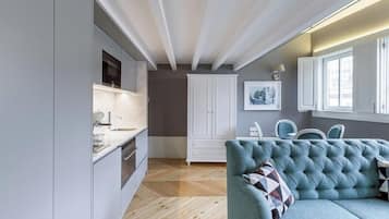 Studio Deluks, pemandangan kota | Area keluarga | TV layar datar dan printer