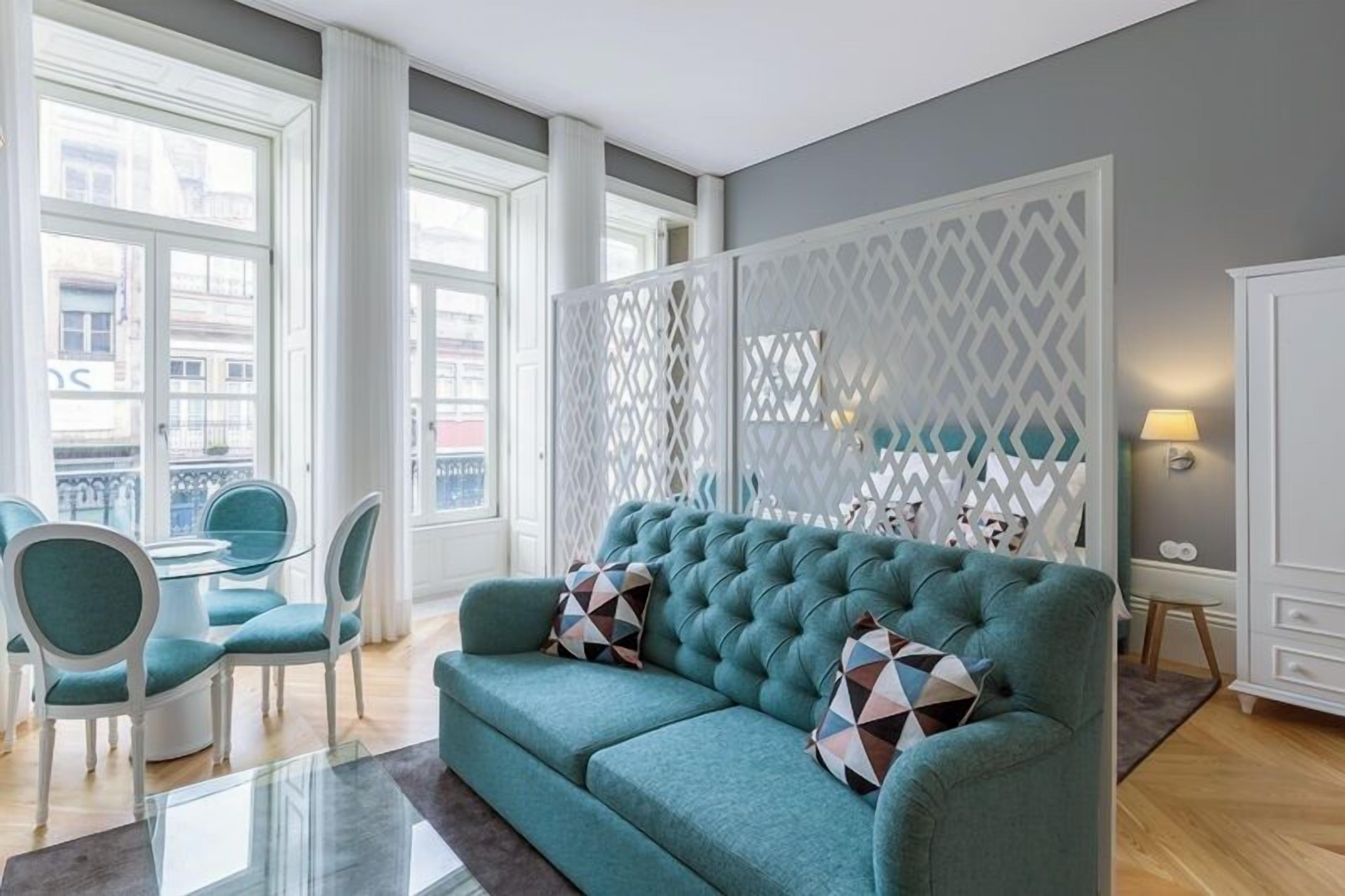 Perusstudio | Oleskelualue | 50–tuumainen taulutelevisio, jossa kaapelikanavat