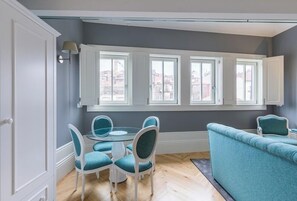 디럭스 스튜디오, 시내 전망 | 거실 공간 | 평면 TV, 프린터