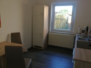 Fridge, oven, stovetop, coffee/tea maker - Guest apartment in Cottbus-Klein Ströbitz (Cottbus)