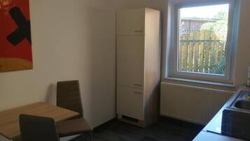 Fridge, oven, stovetop, coffee/tea maker