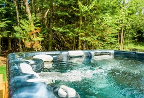 Outdoor spa tub - Chalet Escapade, Spa, Piscine (La Patrie)