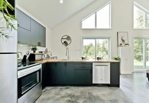 Private kitchen - Chalet Escapade, Spa, Piscine (La Patrie)