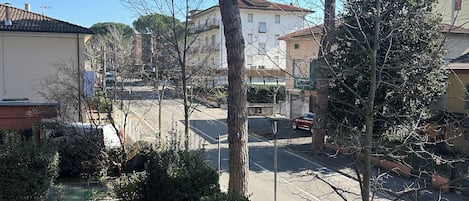 Una calle residencial con casas, árboles y un cielo azul despejado.