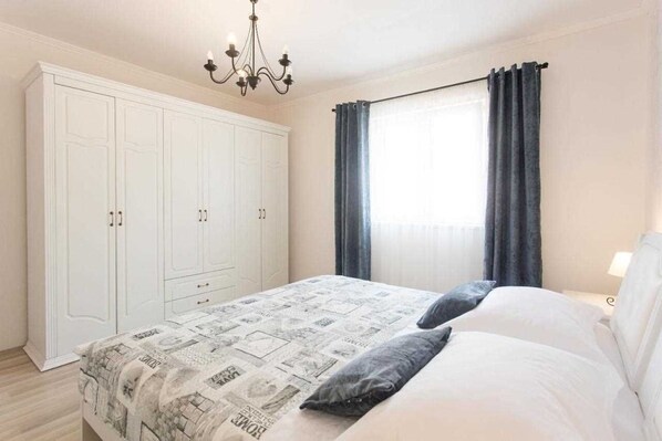 3 bedrooms, iron/ironing board, free WiFi, bed sheets