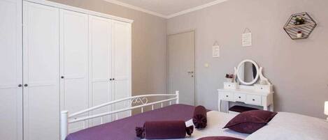 3 bedrooms, iron/ironing board, free WiFi, bed sheets