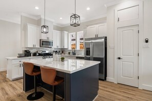 冷蔵庫、電子レンジ、オーブン、コンロ