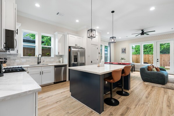 冷蔵庫、電子レンジ、オーブン、コンロ