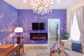 TV, fireplace