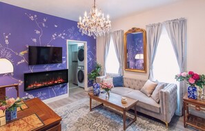 TV, fireplace - Designer 3 BR Home Vintage Tubs 2 parking, near San Francisco Bay UC Berkeley (Oakland)