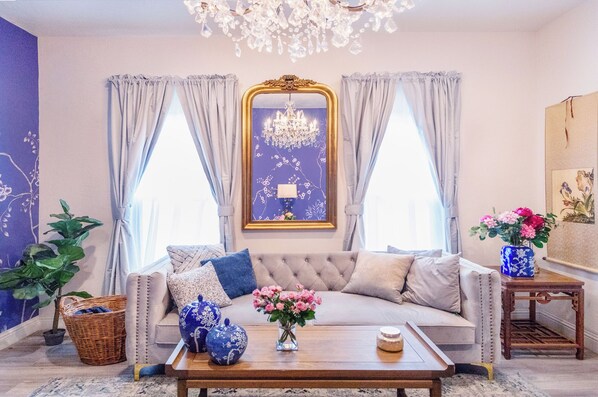 TV, fireplace - Designer 3 BR Home Vintage Tubs 2 parking, near San Francisco Bay UC Berkeley (Oakland)