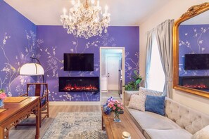 TV, fireplace