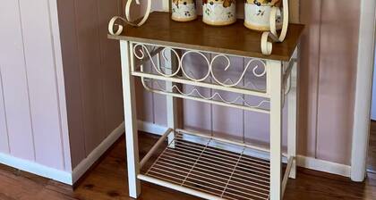 Betty's Place Charming 2-bedroom house in Oneonta with WiFi Close to Restaurants