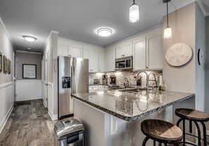 Paper towels - Luxury Oceanfront Escape-3BR Condo with Stunning Views & pool (Myrtle Beach)