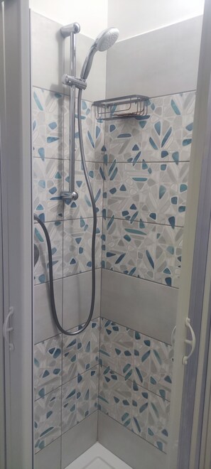 Douche, articles de toilette écologiques, sÚche-cheveux, bidet