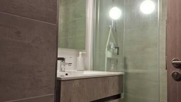 Dusche, Handtücher, Seife, Toilettenpapier