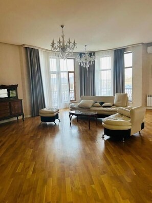 Leilighet, 2 soverom, balkong, byutsikt | Oppholdsområde | En 33-tommers LED-TV med Parabol-TV