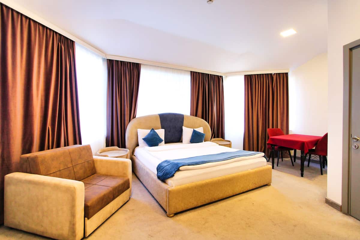 1 bedroom, premium bedding, minibar, in-room safe