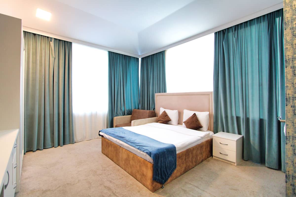 1 bedroom, premium bedding, minibar, in-room safe
