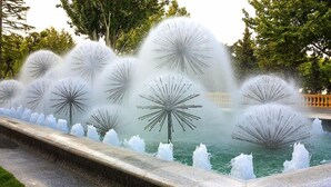 Una fuente con múltiples chorros de agua dispuestos en forma circular.