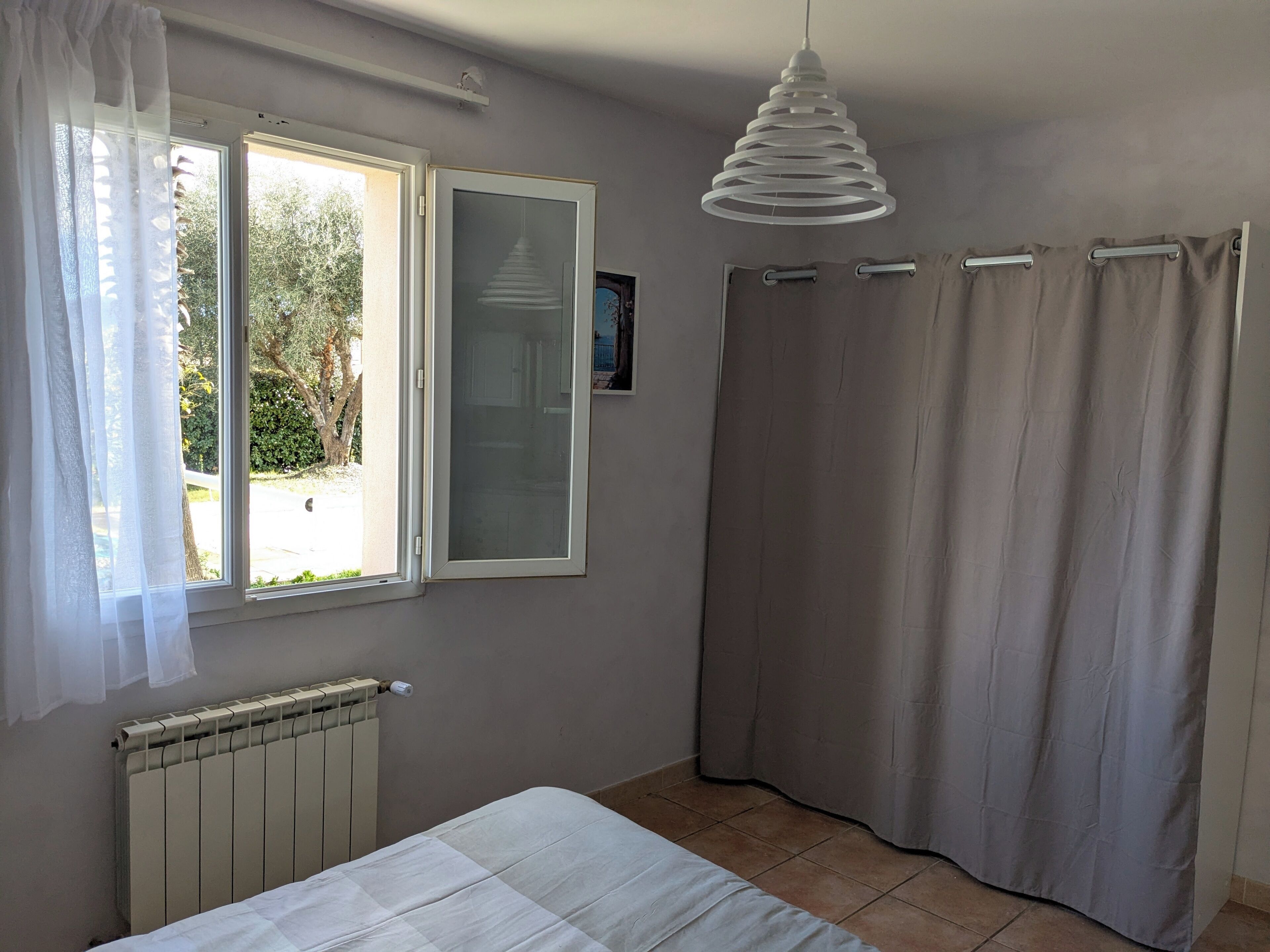 3 slaapkamers, een strijkplank/strijkijzer, wifi, beddengoed