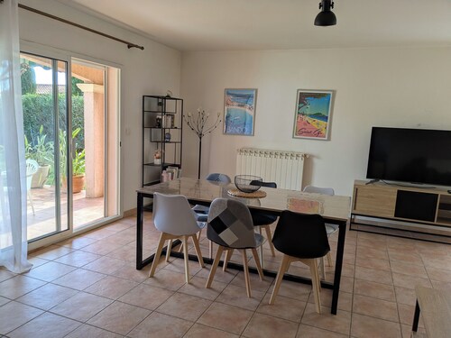 Quiet, spacious house, close to the station and amenities, 2 km from the beach