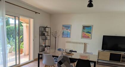 Quiet, spacious house, close to the station and amenities, 2 km from the beach