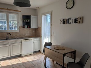 Private kitchen - Quiet, spacious house, close to the station and amenities, 2 km from the beach (Saint-Cyr-sur-Mer)
