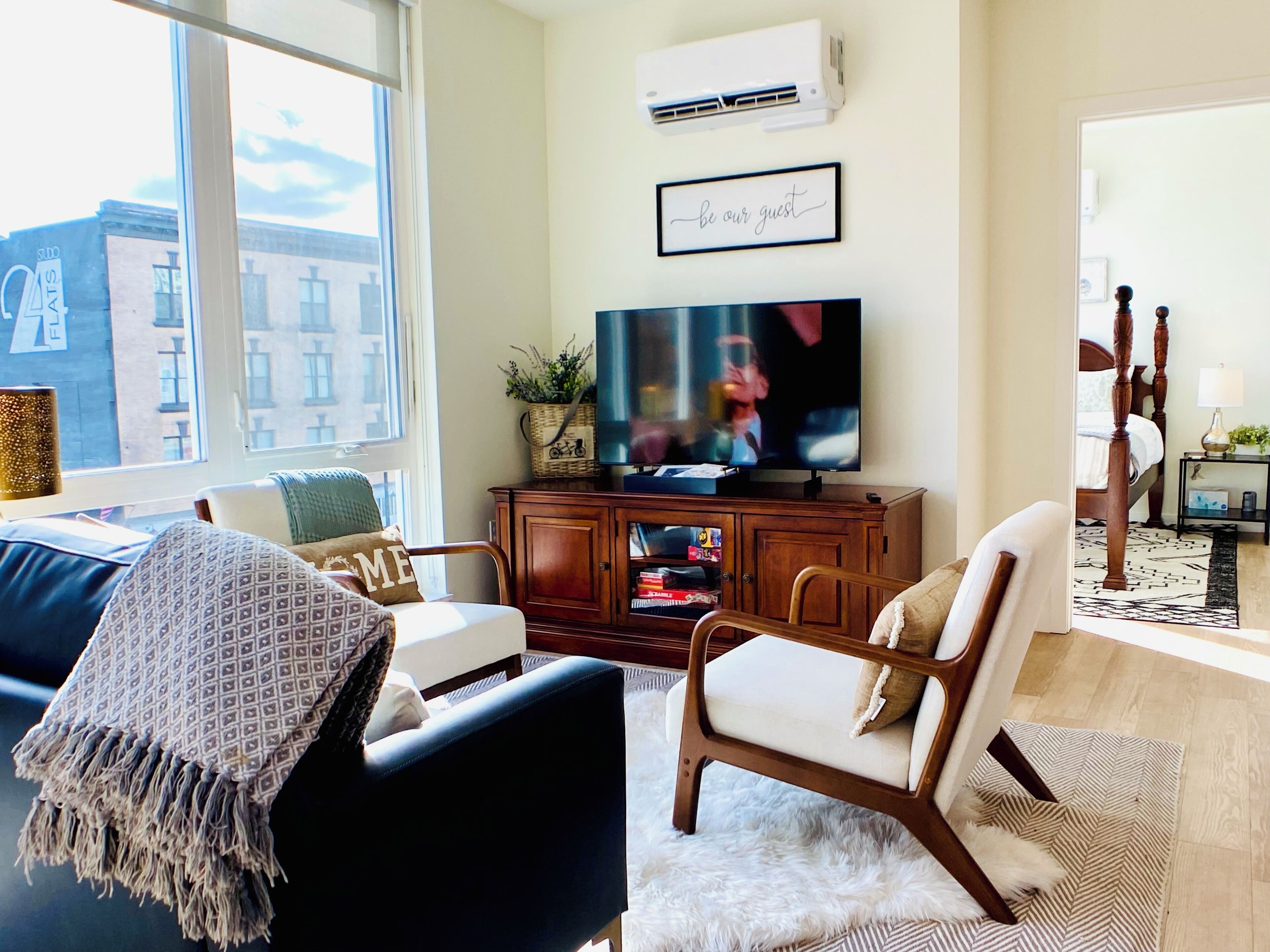 TV connectée, livres, écrans d'ordinateur