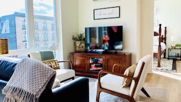 TV connectée, livres, écrans d'ordinateur