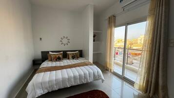 Estudio Deluxe, balcón, vistas a la ciudad | Tabla de planchar con plancha y wifi gratis