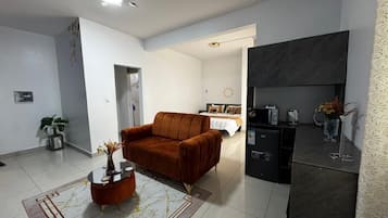 Studio Deluxe, ban công, quang cảnh thành phố | 1 phòng ngủ, bàn ủi/dụng cụ ủi quần áo