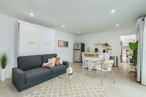 TV - Oceanside Studio: Steps to Venice Pier & Nightlife (Marina del Rey)