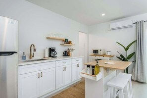 Kjøleskap, mikrobølgeovn, kokeplater og kaffetrakter/tekoker